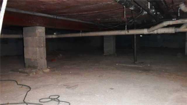 The crawl space upon first inspection was pretty clean and there are no obvious problems at first glance. At closer inspection, certain problems become more noticeable.