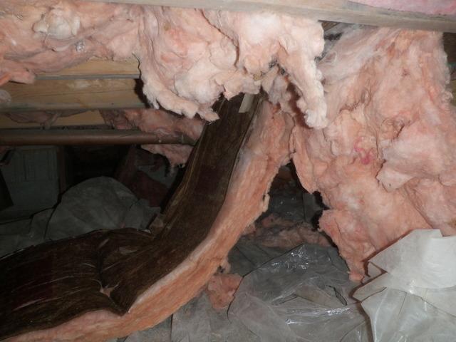 Crawlspace moisture caused batted fiberglass insulation that was installed between the floor joists to fall in this Berlin, Maryland home. Dr. Energy Saver's solution is to install spray foam insulation on the walls in the rim joist. This is our standard for crawlspace insulation.