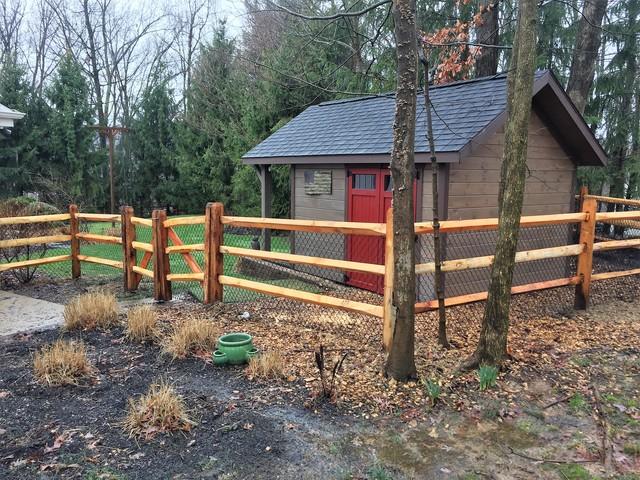 This fence perfectly complement's this yard's aesthetic, playing off of both the classic and modern elements!