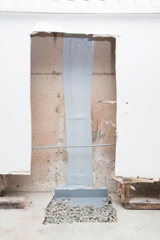 Overlay the Wall Crack with Polyurethane Sealant