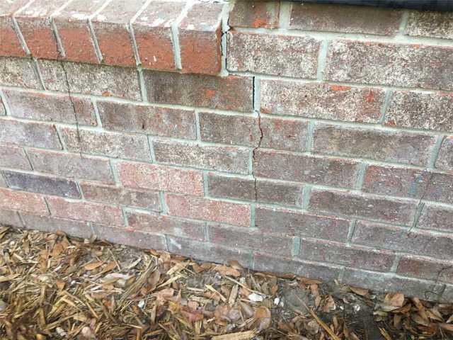 Cracks in thebrick