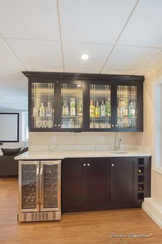 A Luxurious Basement Bar for Entertaining