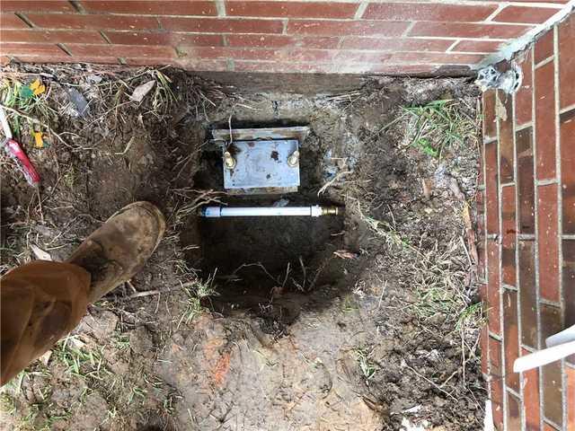 A picture of the push pier and bracket assembly from above.