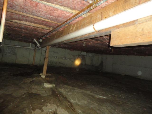 The owners of this crawlspace put a covering on the floor, but it did not stop water from seeping into the area. Our team installed drainage matting and the CleanSpace crawlspace encapsulation system. 