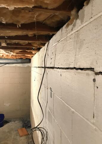 There were horizontal cracks along the wall were the wall was boing.