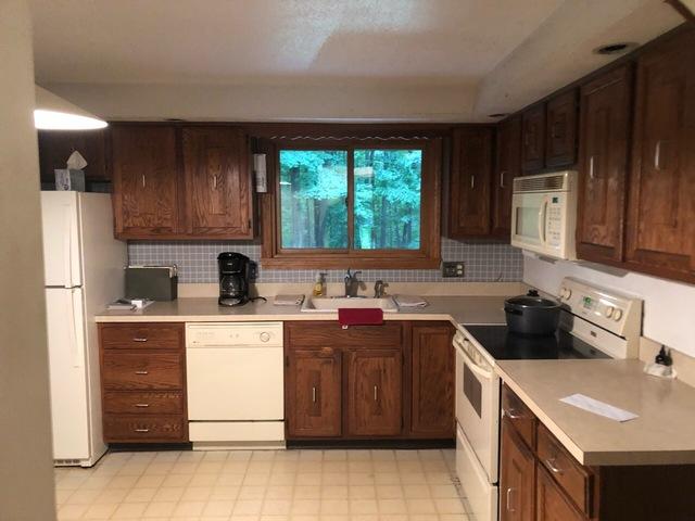 <p>This kitchen is cute, but needs an update with new paint!</p>