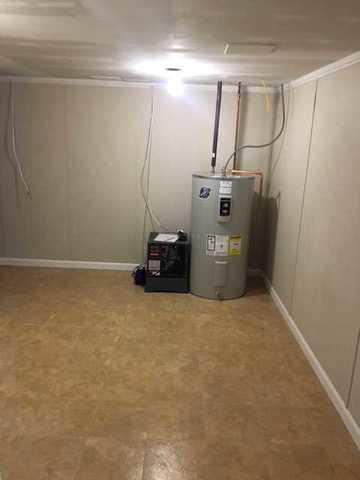 Finished laundry room with new ThermalDry flooring and EverLast walls.