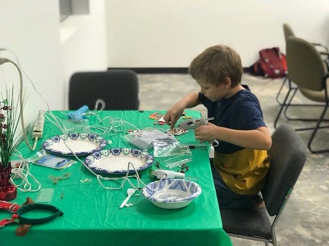 Rainy Day mini's enjoying the crafts and snacks.