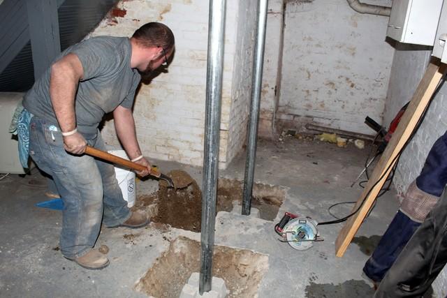 Installer Jon-Wesley digging hole for SmartJacks