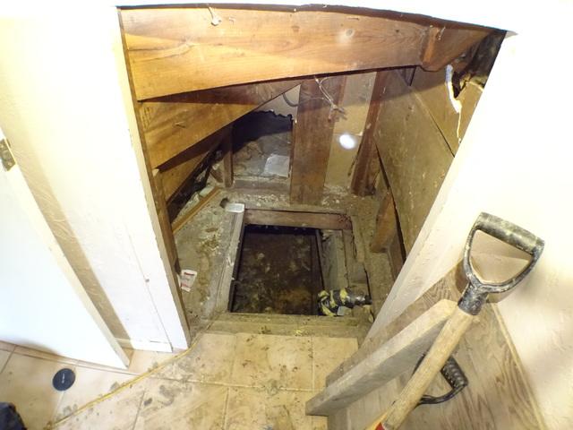 Access area to crawlspace