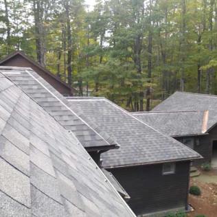 A new asphalt shingle roof installed in Pittsfield, MA.