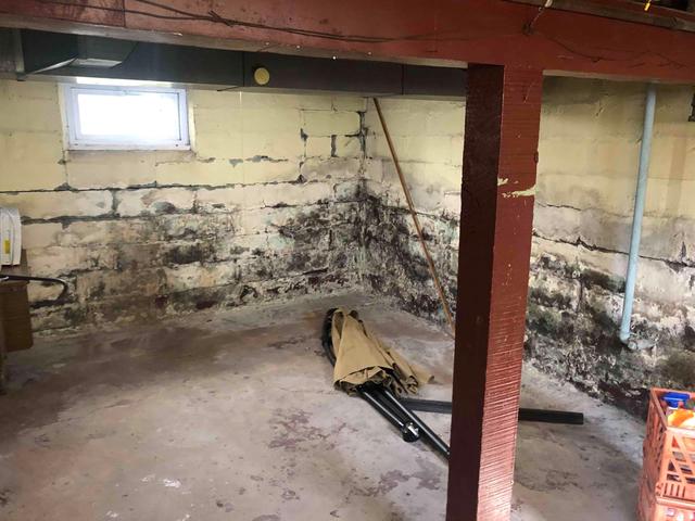 Before Photo - Nasty Cracked Walls In Duluth, MN