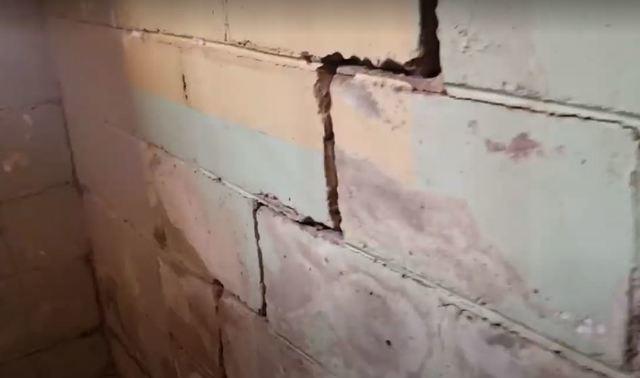 Close-Up of Staircase Crack Along Basement Wall in Lincoln Park, MI