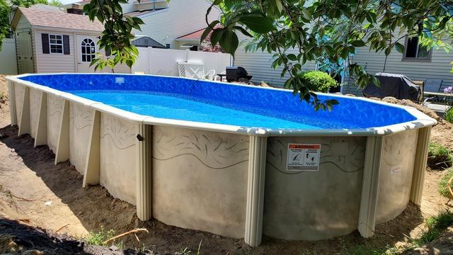 The site was backfilled to level the ground around the pool. This step is important in order to make sure that no sand can seep out from the bottom of the pool and prevents premature erosion!