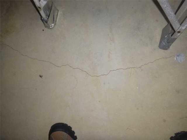 Floor crack