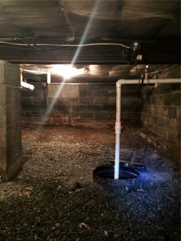 <p>This crawl space shows signs of dampness on the walls and floor. This dampness will travel up into the home.</p>