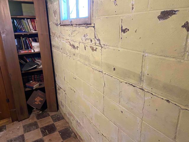 Horizontal Cracking Seen Here