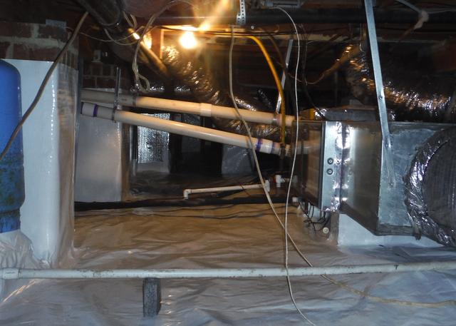 With the CleanSpace Crawl Space Encapsulation System, Southeast Foundation & Crawl Space Repair cleans the crawl space of debris to make the crawl space level.