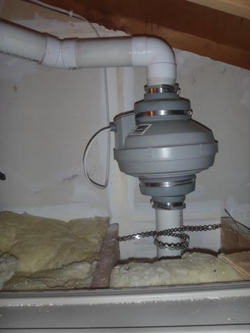 <p>This is the ran which pulls out the air. It is located in the attic.</p>