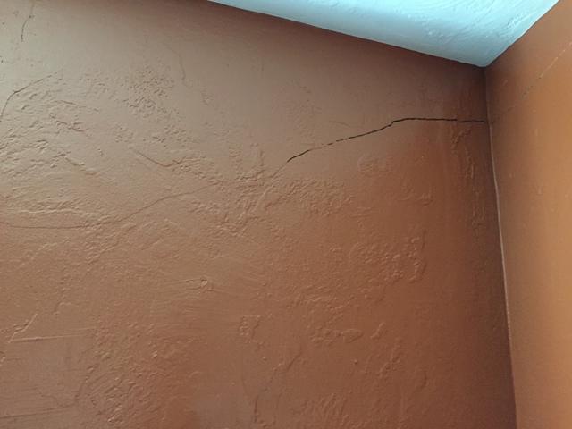 Signs of a Foundation Problem: Wall Cracks