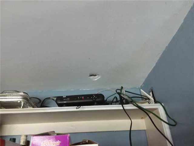 Un trou inutile dans le plafond.