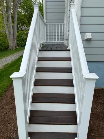 These stairs look brand new!