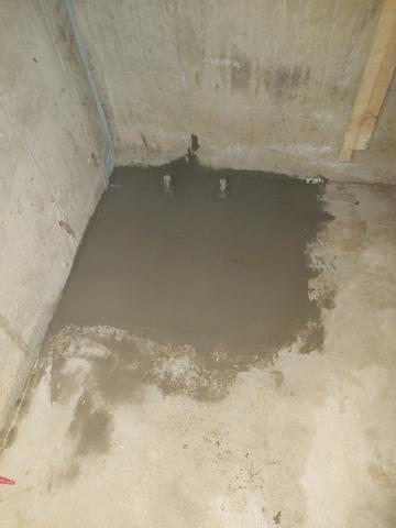 Une finition en béton, une fois les piliers de soutien installés