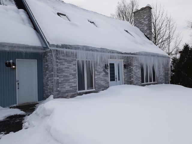 L'un des signes que le grenier est mal isolé est le barrage de glace l'hiver. Il se produit, car les fuites d'air dans le grenier permettent à l'air chaud de votre maison de s'échapper et réchauffer le toit. La neige fond et l'eau coule vers les extrémités du froid où la température est plus froide et l'eau gèle. Cela peut endommager votre toiture, mais aussi provoquer des infiltrations d'eau dans le grenier.