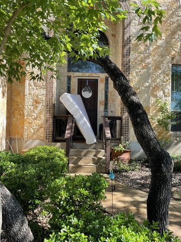 <p>We offer no- contact curbside pick up!</p>