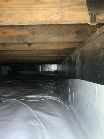 This photo shows after the crew installed our SliverGlo insulation. The SilverGlo helps to insulate the area to keep it at a regulated temperature. SilverGlo is installed under the Clean Space.