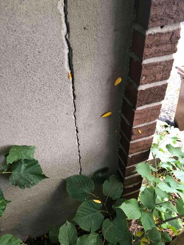 Une longue fissure verticale s'est créée sur l'un des murs du côté de la maison. Cette fissure est inquiétante, car elle était signe que le mur du devant de la maison se détachait tranquillement.