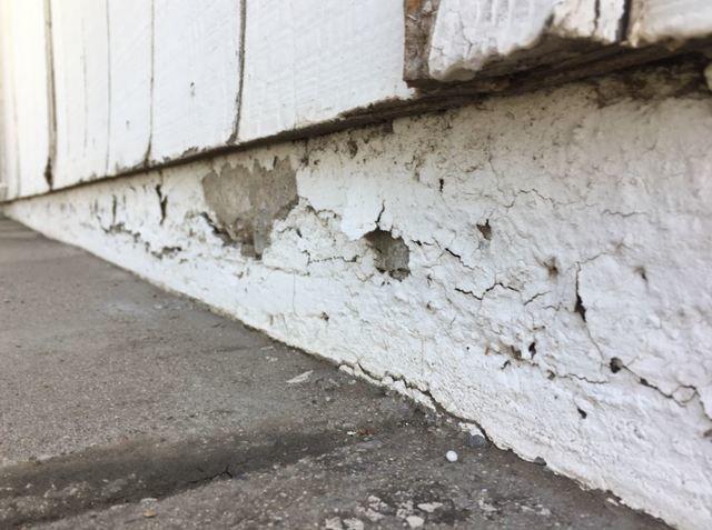 Stem Wall Failure Signs: Flaking Paint