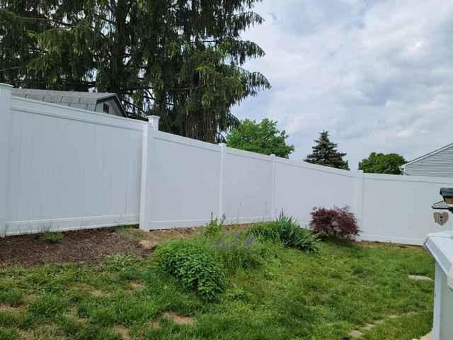 6' White Acadia Vinyl Privacy Fence (1) 4' gate