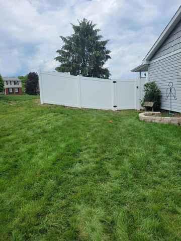 6' White Acadia Vinyl Privacy Fence (1) 4' gate