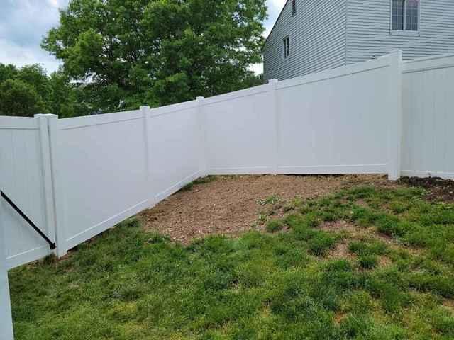 6' White Acadia Vinyl Privacy Fence (1) 4' gate