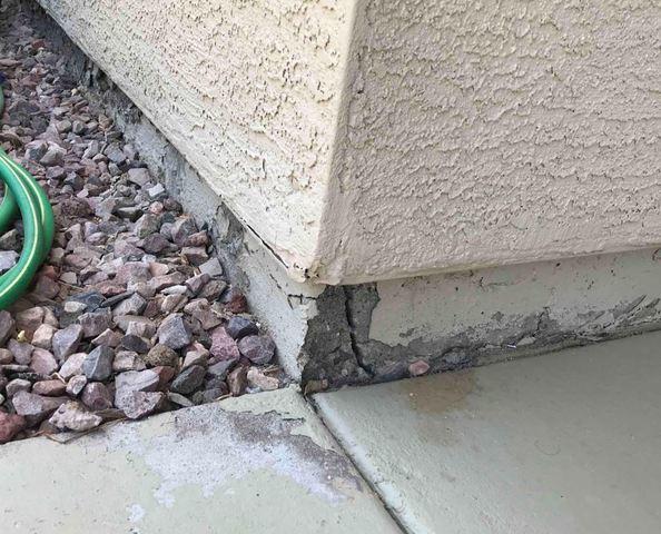 Stem Wall Signs of Failure: Concrete cracks