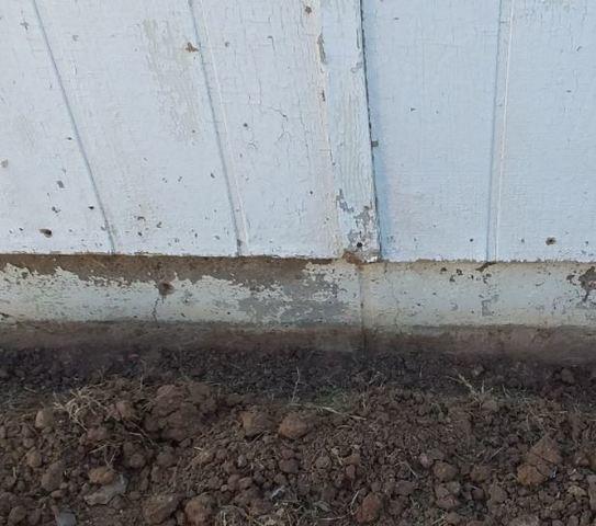 Stem wall Failure Symptoms: Flaking Paint