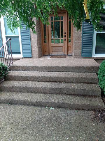 Cracked and unstable stairs
