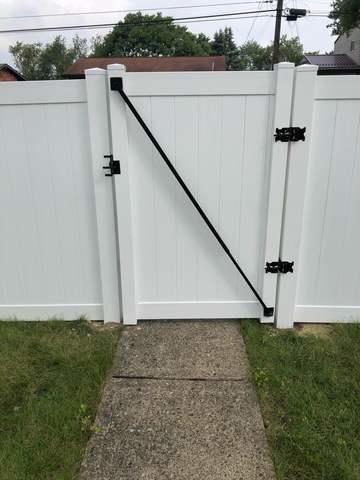 6' White Acadia Privacy Vinyl Fence (1) 4' gate Installation