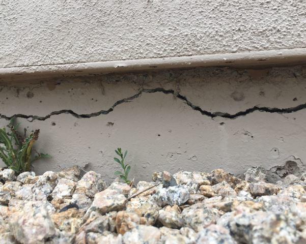 Stem Wall Failure Symptoms: Horizontal Cracks