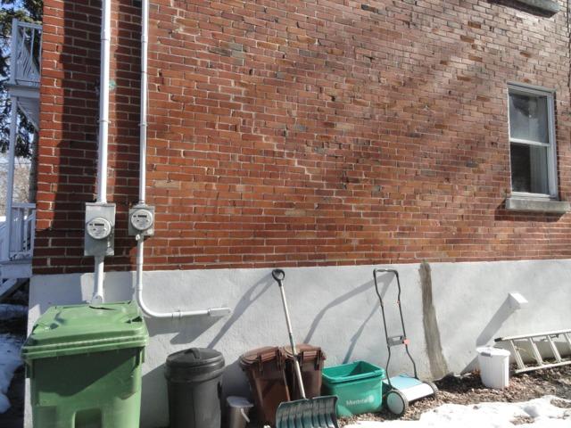 Une longue fissure en forme de marches d'escalier