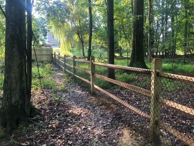 6' Privacy Natural Wood 4' 3 Rail Split Rail with Black Chain Link Installation