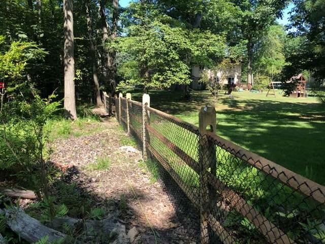 6' Privacy Natural Wood 4' 3 Rail Split Rail with Black Chain Link Installation