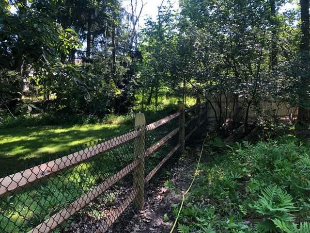 6' Privacy Natural Wood 4' 3 Rail Split Rail with Black Chain Link Installation