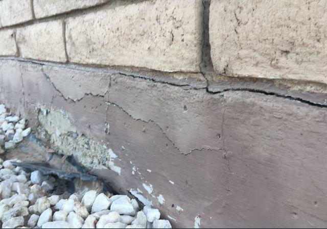 Stem Wall Failure Signs: Horizontal Concrete Cracks