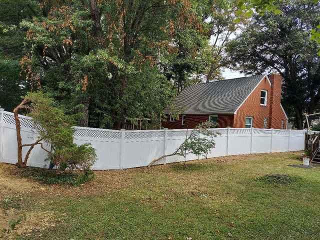 6' White Vinyl Privacy Acadia with Lattice Top