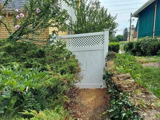 6' White Vinyl Privacy Acadia with Lattice Top