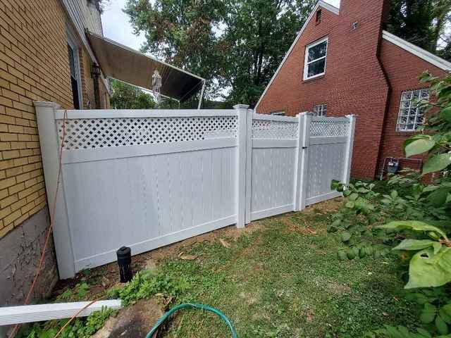 6' White Vinyl Privacy Acadia with Lattice Top