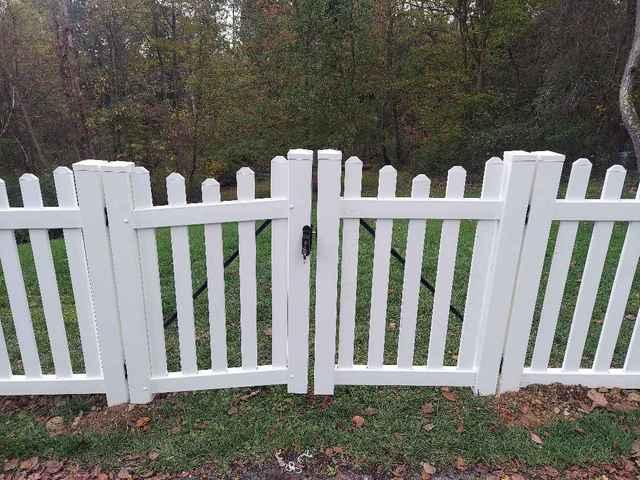 4' White Vinyl Olympic Concave Fence New England Caps, (1) 3' gate, (1) 6' double gate Installation