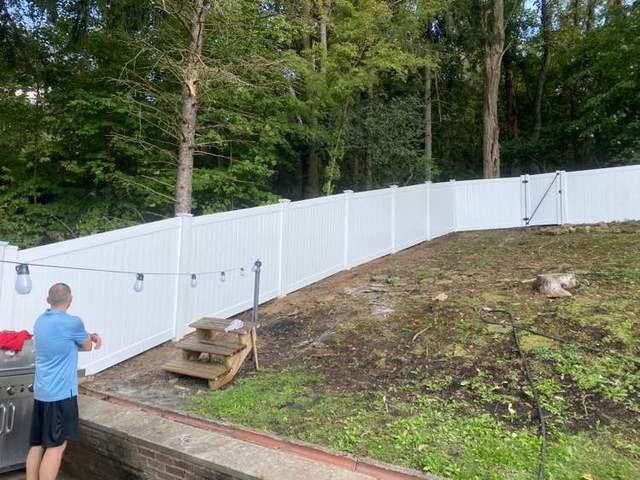 6' White Vinyl Fence New England Caps on Fence Posts, Flat on gates / (1) 4' gate